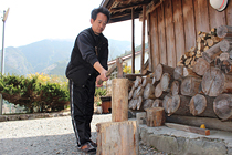 農家民宿「政所」 薪割り