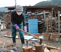 民宿 杉の原 薪割り